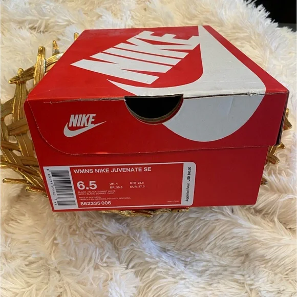 Nike Women’s Juvenate SE Sneakers - Picture 6 of 6